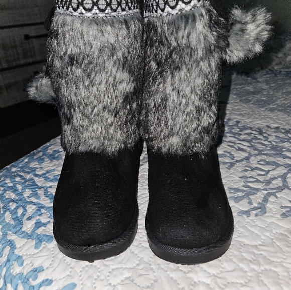 Fav kids Girls Fuzzy boots 3 - Picture 3 of 3
